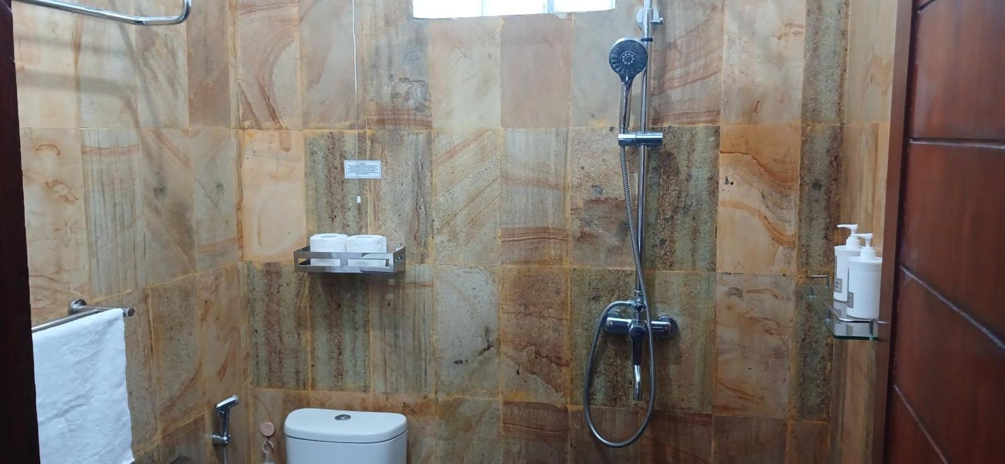 מטאראם Dewi Sri Guesthouse מראה חיצוני תמונה