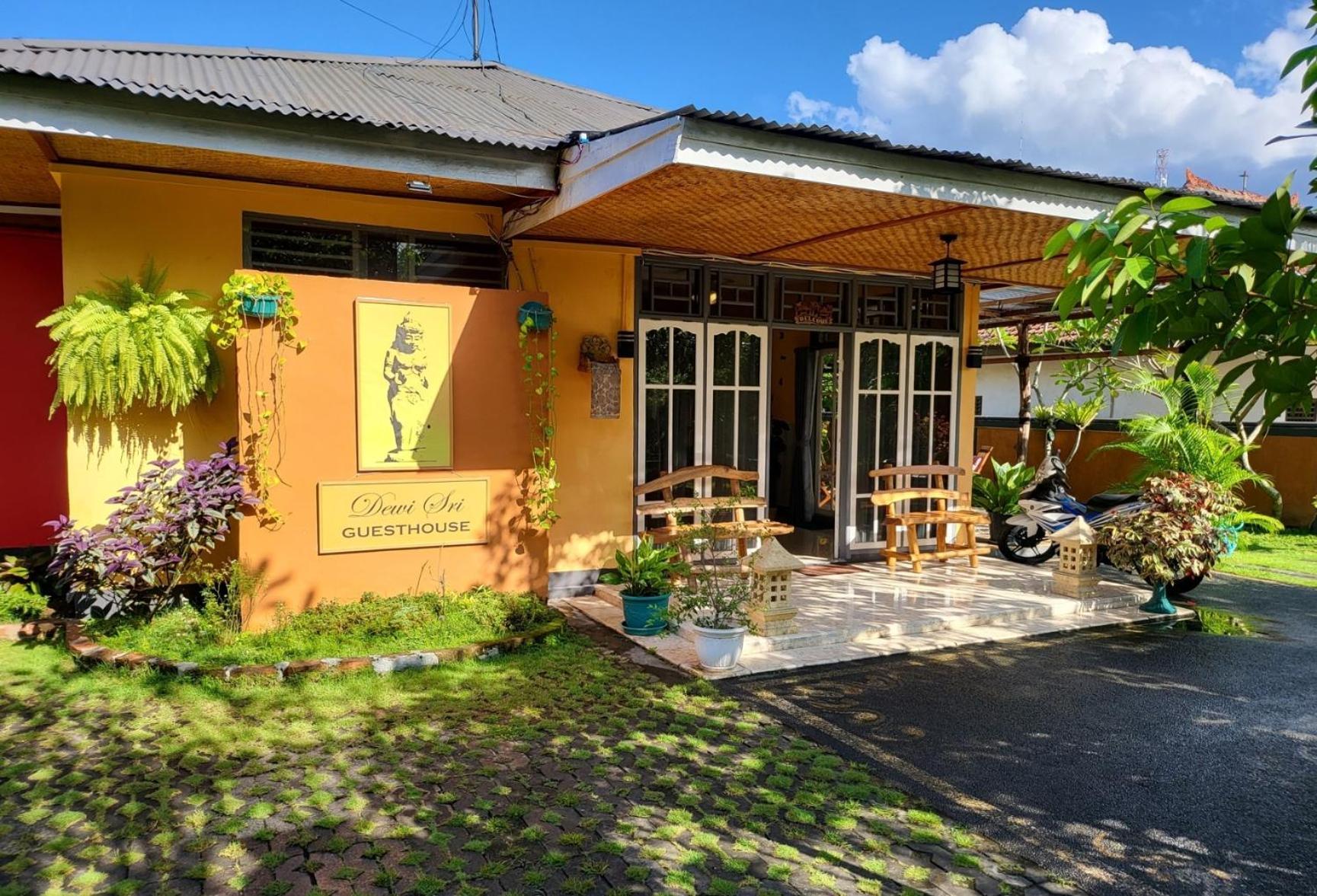 מטאראם Dewi Sri Guesthouse מראה חיצוני תמונה